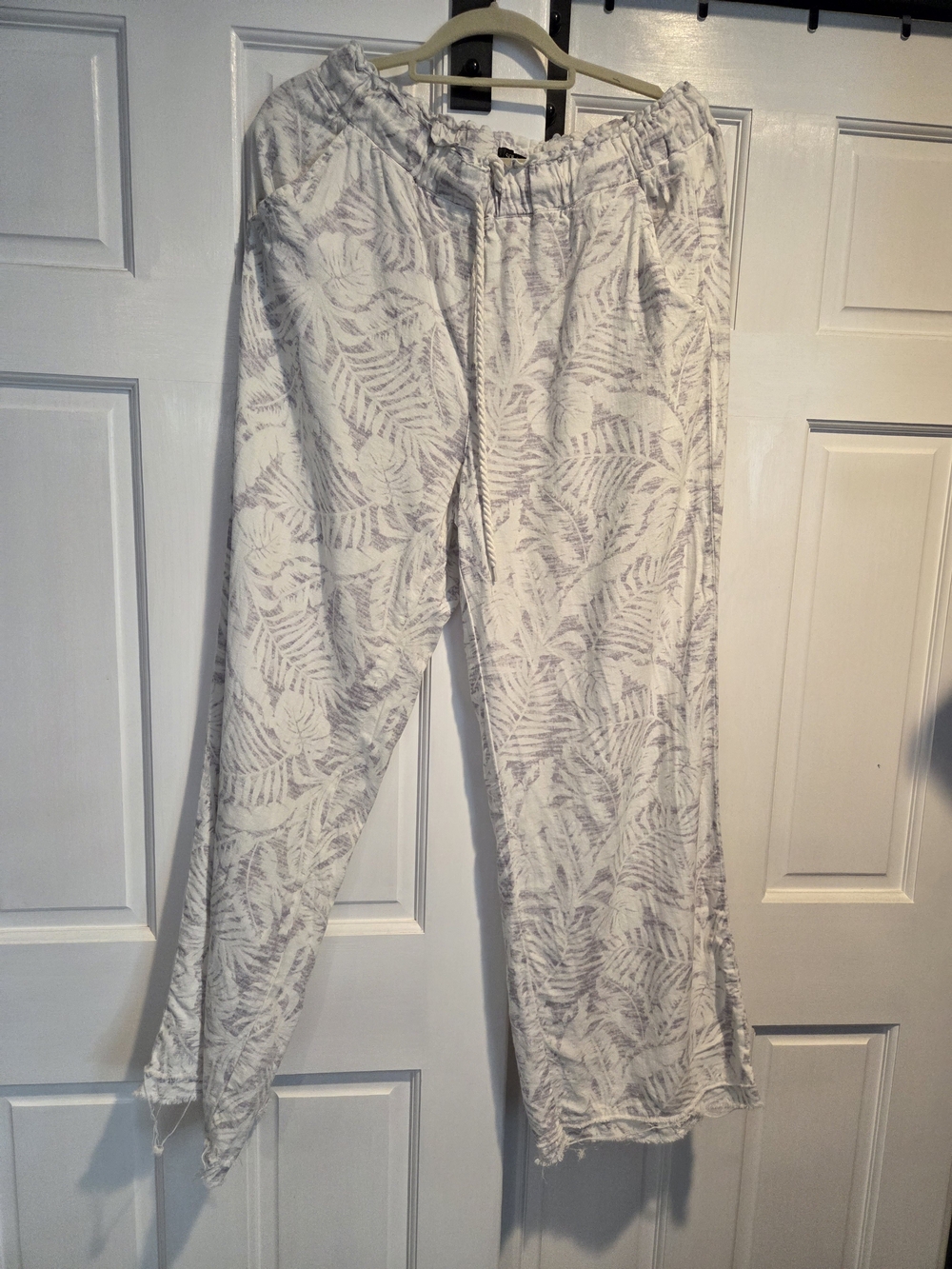 Women’s White Leaf-Print Lounge Pant